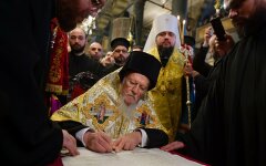 Патриарх Варфоломей подписывает Томос