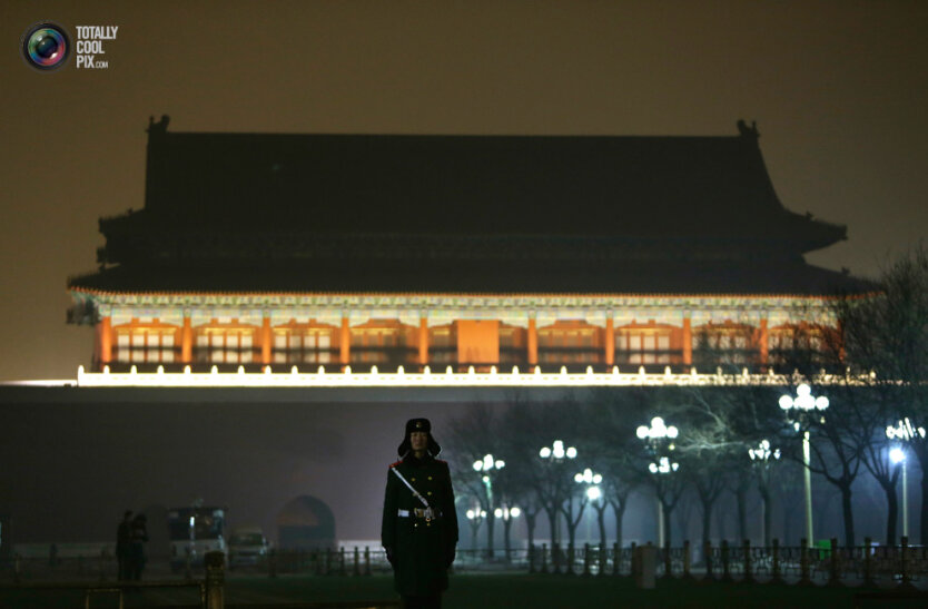 9. Полицейский стоит на посту в центре Пекина, оповитого смогом. (Jason Lee / Reuters)