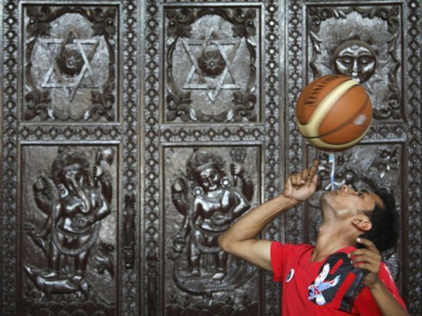 10. Танишман Гурагаи из Непала установил мировой рекорд по удерживанию баскетбольного мяча на зубной щетке. Его время 22,41 секунд. (bigpicture.ru)