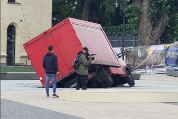 В Киеве грузовик провалился под землю прямо на площади: фото и видео