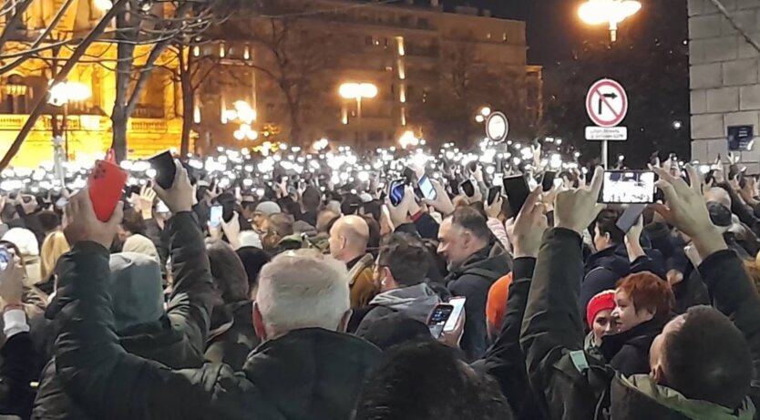 У Сербії почалися заворушення, протестувальники намагалися прорватися до мерії
