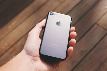 Apple впервые разрешила протирать iPhone
