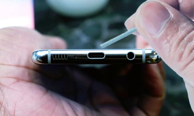 Чистка разъема зарядки смартфона / Коллаж / Shutterstock/