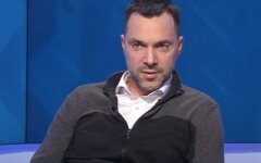Арестович рассказал, кто должен отвечать за военные преступления на Донбассе