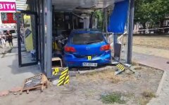 В Киеве автомобиль влетел в кофейню на остановке
