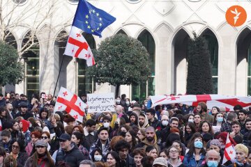 В Грузии проходят многотысячные протесты против "российского закона"