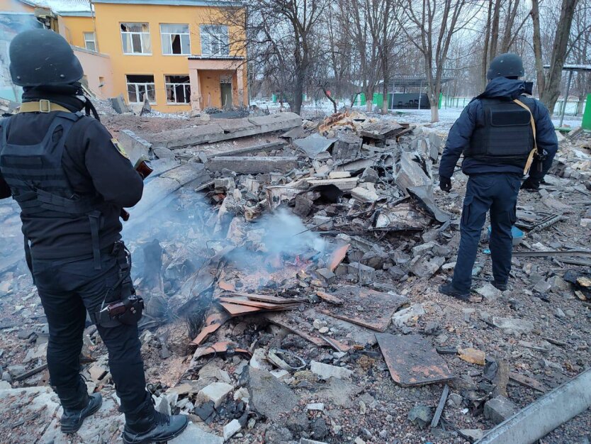 Бербок заявила, что Путин хочет "разбомбить Харьков в прах"