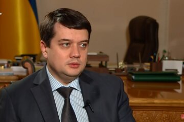 Дмитрий Разумков, Елена Кондратюк и Руслан Стефанчук, зарплата в апреле