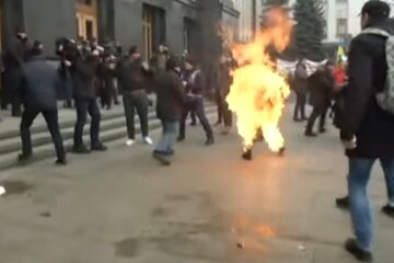 Самосожжение в Киеве, АТО, Владимир Зеленский
