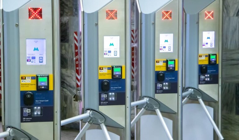 Новые турникеты в метро Киева