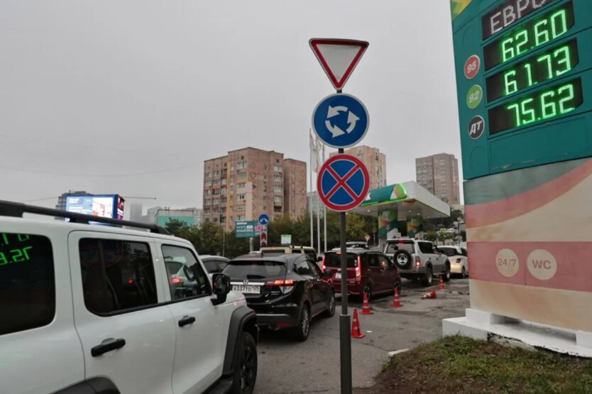 Очередь из автомобилей в ожидании заправки на АЗС во Владивостоке / Фото Reuters