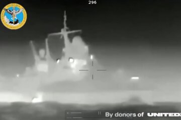 З'явилися кадри нової атаки морських дронів на російський військовий корабель