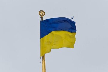 Порванный флаг Украины реет над зданием Верховной Рады