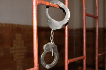 тюрьма наручники