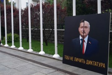 К Офису Зеленского стянули силовиков из-за протеста сторонников Стерненко