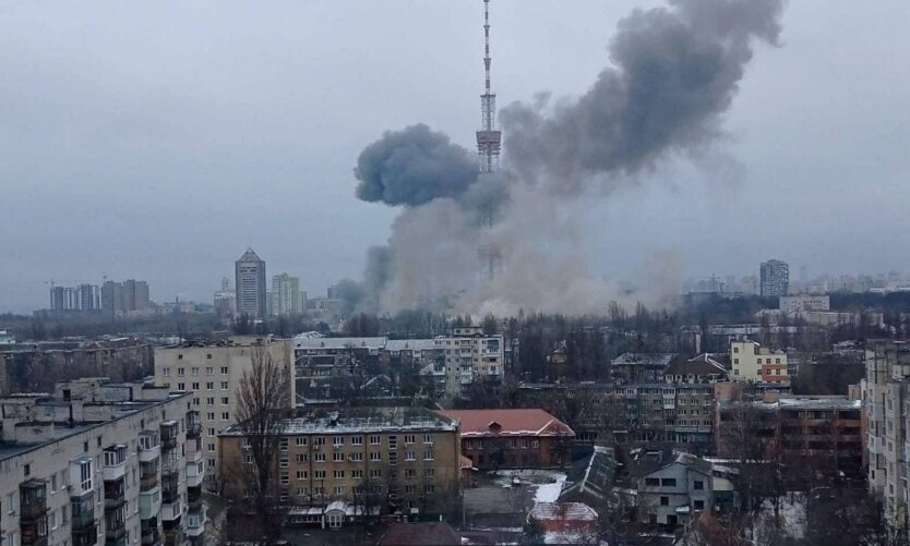 Войска РФ нанесли удар по телевышке в Киеве: видео