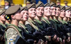 Женщины в ВСУ на параде