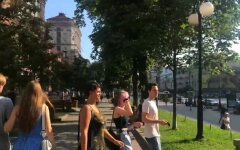 Лето в Киеве, на Крещатике идут люди. 2021 год