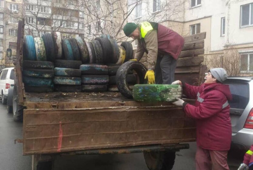 Киевские дворы очищают от автошин