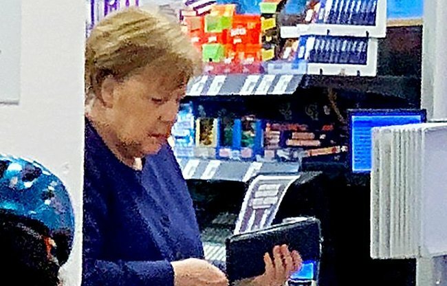 канцлер германии ангела меркель в супермаркете