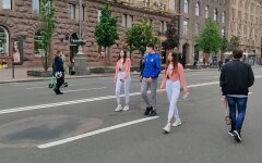 Люди на Крещатике в Киеве