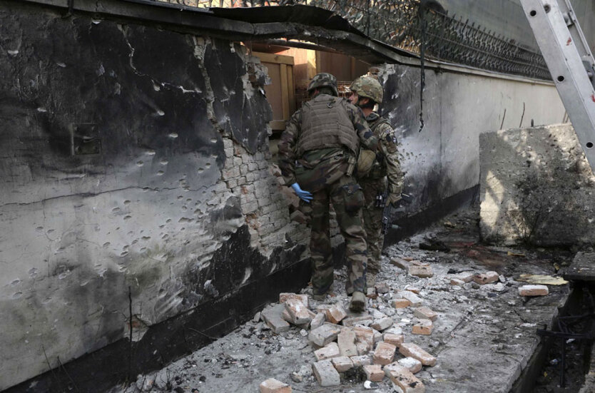 Солдаты НАТО осматривают место теракта