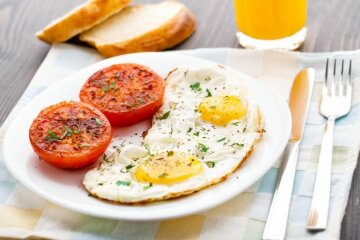 завтрак яйца яичница еда хлеб сок помидоры