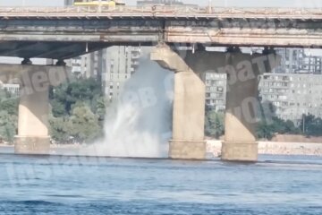 На мосту Патона в Киеве хлынул водопад из-за прорыва трубы: видео