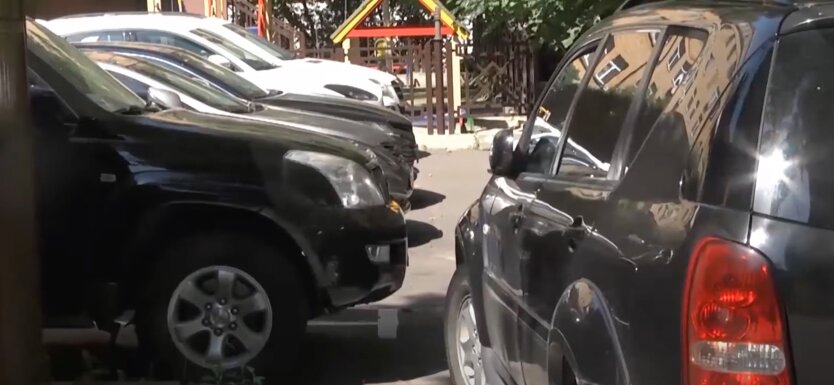 В Киеве обратились к водителям из-за платных парковок: на "нелегалов" уходят миллионы