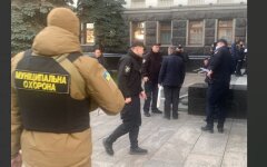 Мужчина пытался поджечь себя в здании Офиса президента