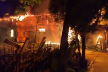 Пожар в Одессе, горит Свято-Успенский монастырь