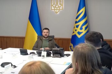 Украине дают оружие, но под давлением народа и затягивая процесс, - Зеленский