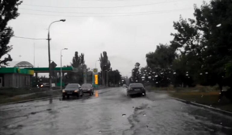 Ливень в Мариуполе, обесточенные районы, поваленные деревья