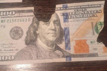 Поврежденная долларовая купюра