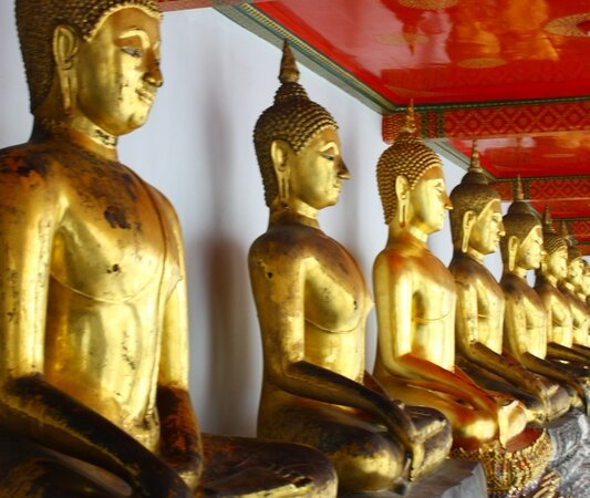 ряд Будд рядом с храмом в Бангкоке, Таиланд