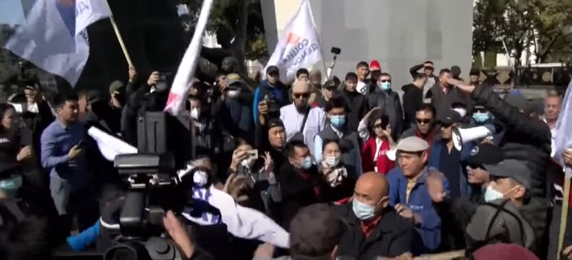 В Киргизии милиция разогнала протестующих против махинаций на выборах: видео