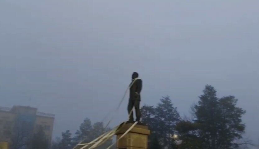 Памятник Нурсултану Назарбаеву в Талдыкоргане сносят