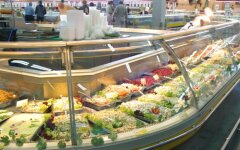 салаты в магазине