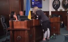 Женщина пытается избить мэра Черноцов, сессия горсовета, Роман Кличук
