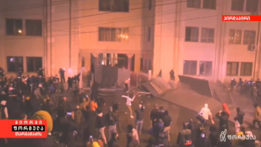 "Майдан" в Грузии: начался жесткий разгон протестующих после отказа выполнять требования народа