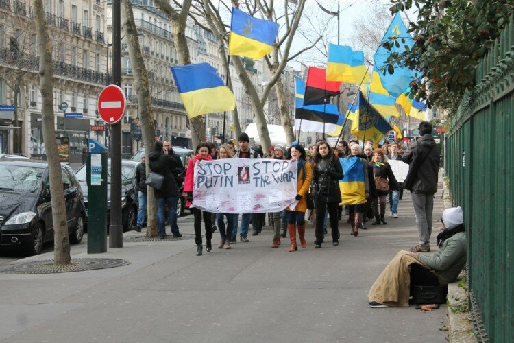 шествие в Париже против агресси РФ