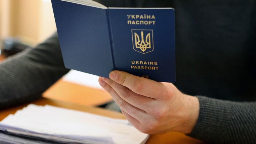 Видача паспортів за кордоном / Фото: Getty Images