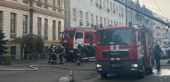 В Киеве горит здание Минкультуры, эвакуируют людей - видео - Фото