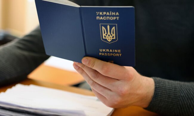 Выдача паспортов за границей / Фото: Getty Images