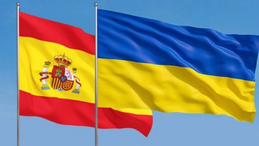 Прапори Іспанії та України поряд