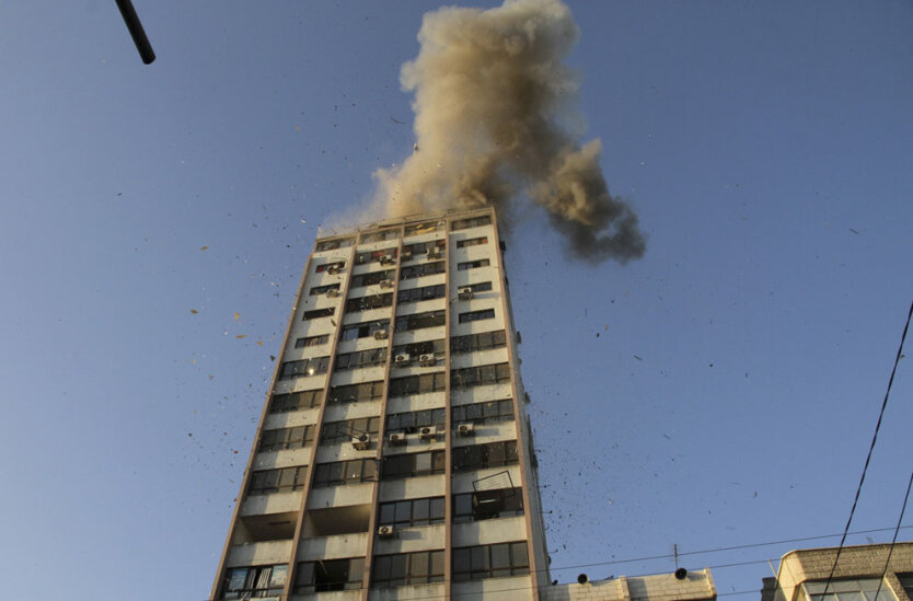 Мусор разлетается от взрыва в  здании телеканала 