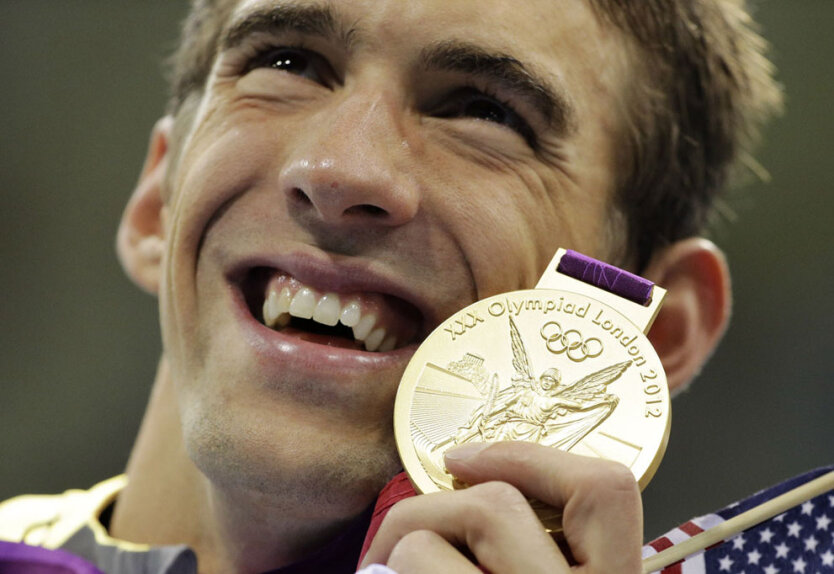 Американец Майкл Фелпс с выигранной им золотой медалью во время Олимпийских игр летом 2012 года в Лондоне. 
