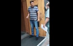 Неизвестный мужчина угрожает взорвать гранату в помещении Кабмина: видео