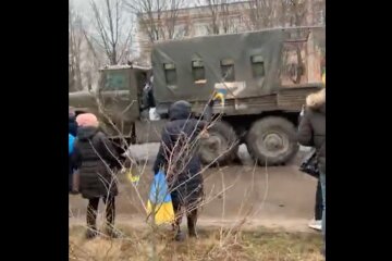Жители Приморска вышли на митинг с флагами и выгнали оккупантов: видео
