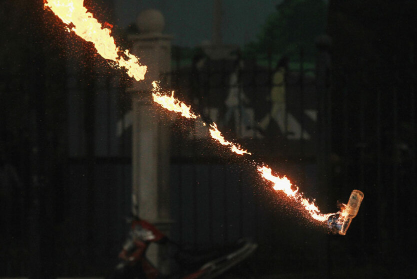 Джакарта, Индонезия. «Коктейль Молотова», брошенный во время столкновения между протестующими студентами и правительством по поводу планов последнего поднять цены на топливо на одну треть